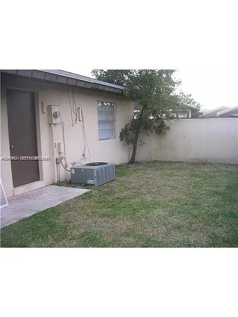 Building Photo - 11240 SW 122nd Pl #11240