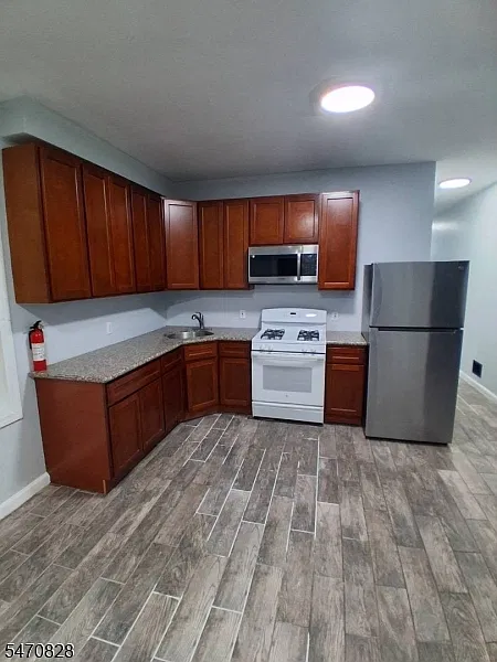2 bed, 1.0 bath, $2,100 — Photo 2