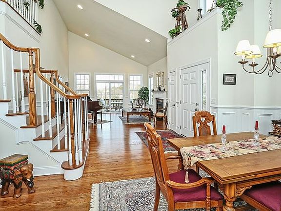 4th image of 8 Wildwood Cir
