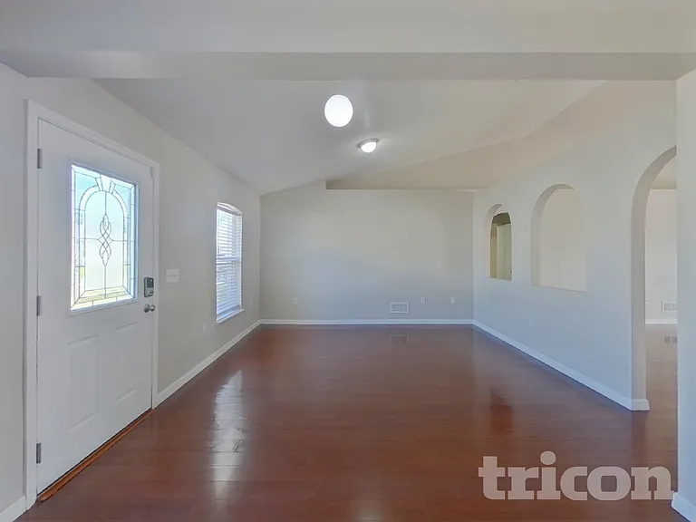970 Cambridge Ct — Photo 3