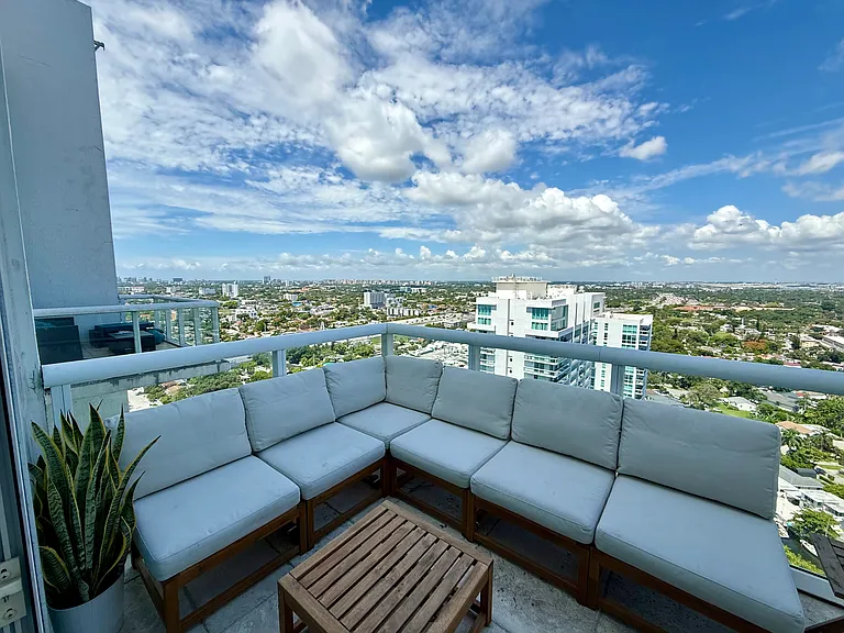 1861 NW South River Dr #Penthouse 4 — Photo 2