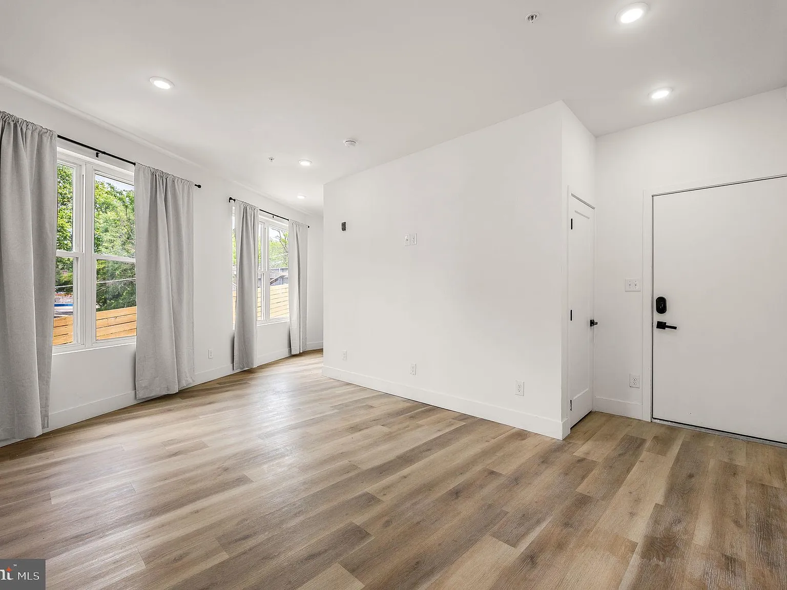 4921 Chester Ave — Photo 4