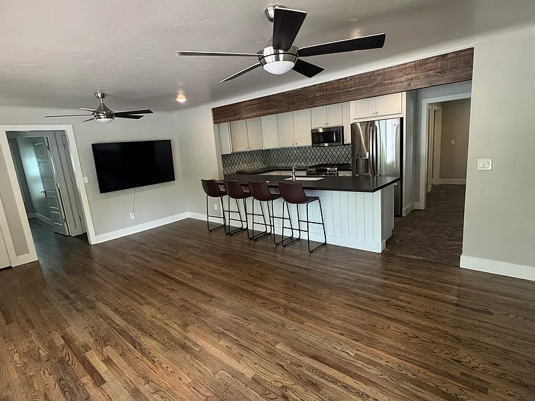 302 Park Ave — Photo 16