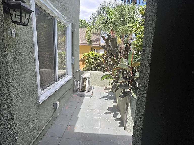 85 S Grand Oaks Ave — Photo 3