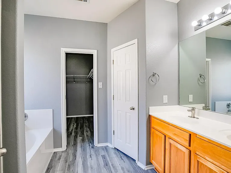 1110 Concan Dr — Photo 11