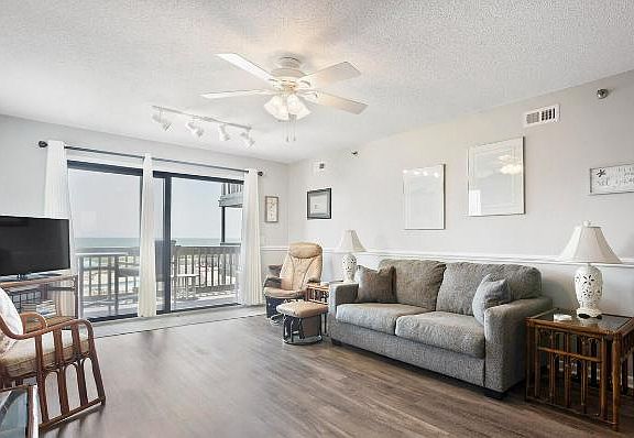 Large living area with pull out sofa bed