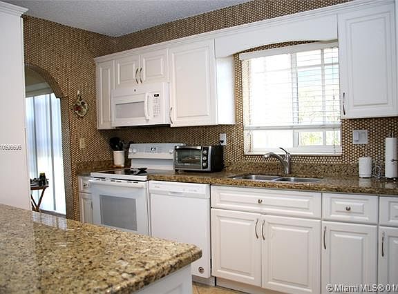 5th image of 3332 Village Green Dr