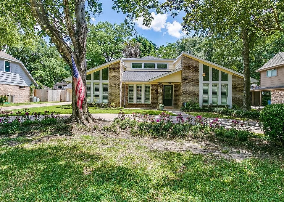 This one story has gorgeous curb appeal.