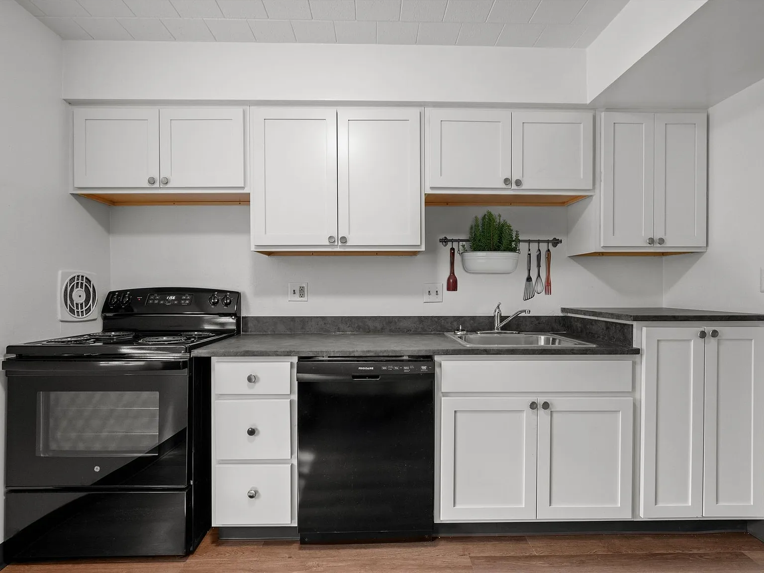Edgewood Court Apartments — Photo 4