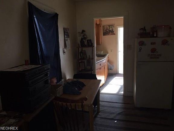 5th image of 2422 Albrecht Ave