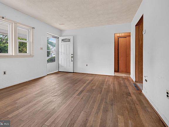 4th image of 921 Maple Ave