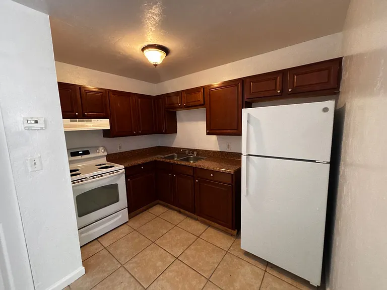 911 SW 59th Ter — Photo 2