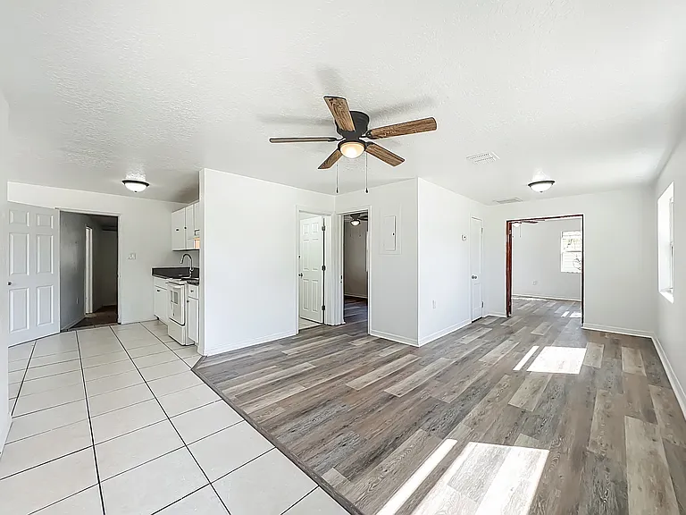 301 E Atwater Ave — Photo 2
