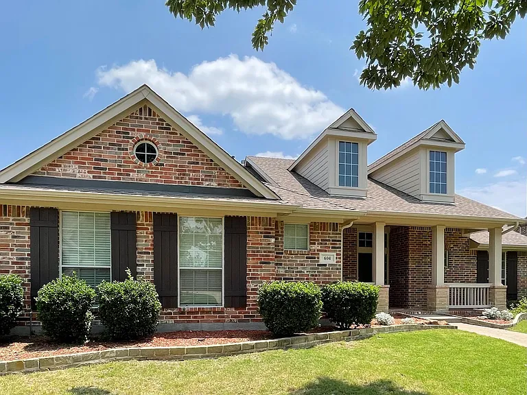 604 Peacock Dr — Photo 2