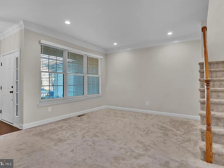 9 Ross Way — Photo 2