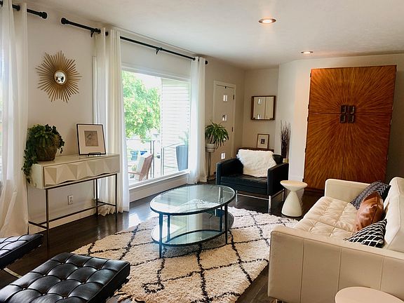 Living room (furniture included in rental)
