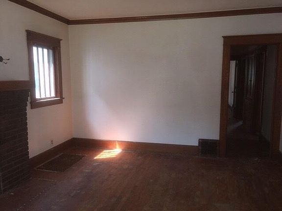2nd image of 328-330 Mistletoe Ave