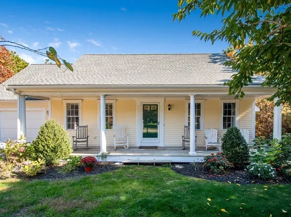 17 Quashnet Woods Dr, Mashpee, MA 02649