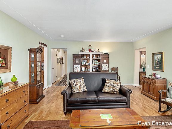3rd image of 3535 Poinsettia Ave SE