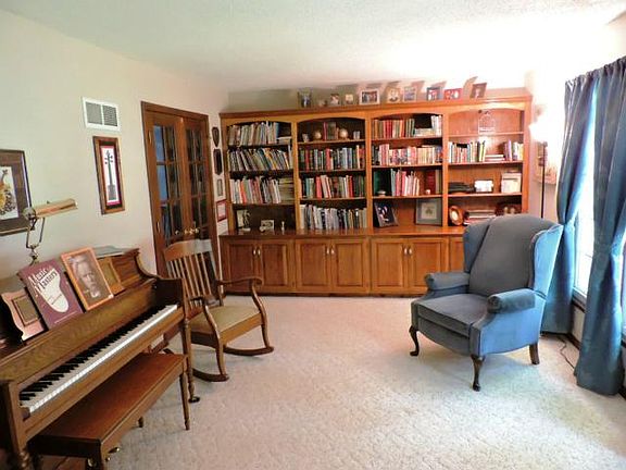 3rd image of 1916 S Lake Dr