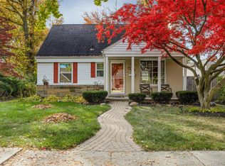 2371 Allard Ave, Grosse Pointe Woods, MI 48236