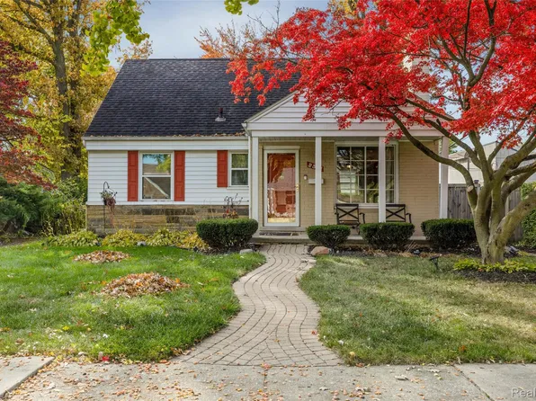 2371 Allard Ave, Grosse Pointe Woods, MI 48236