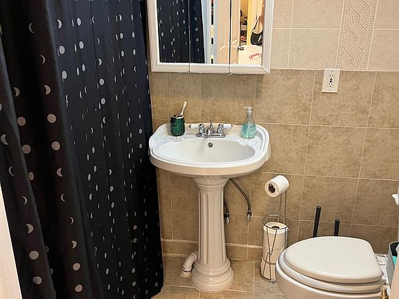 Bathroom with lots of light and space