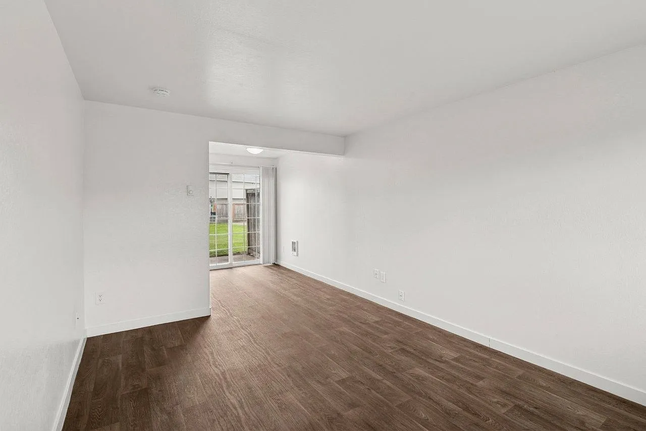 Evergreen Townhouses — Photo 2