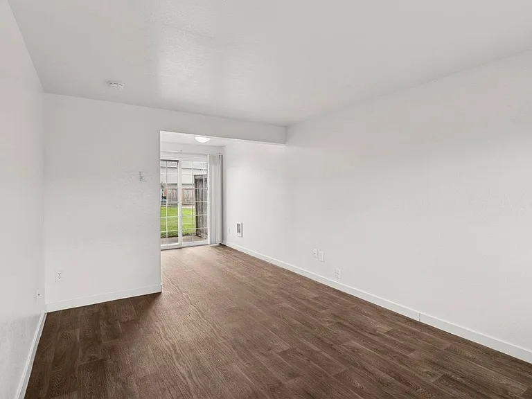 Evergreen Townhouses — Photo 2