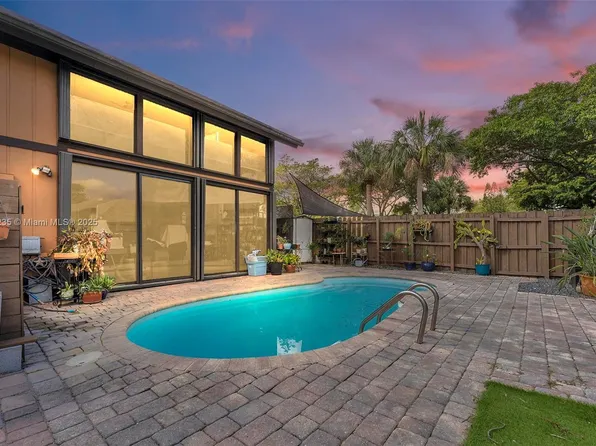 10141 Woodbury Ct, Pembroke Pines, FL 33026