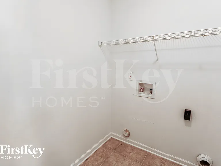104 Mayfair Ln — Photo 9