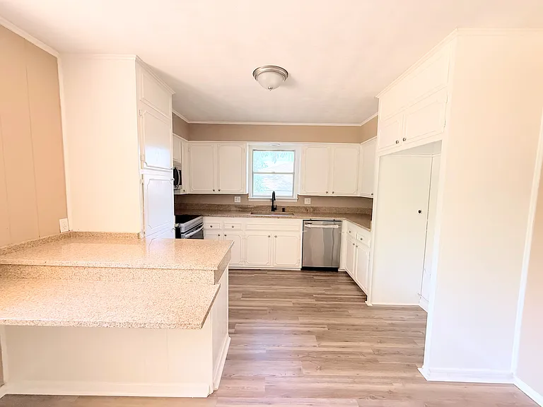 1336 Crestview Dr — Photo 2