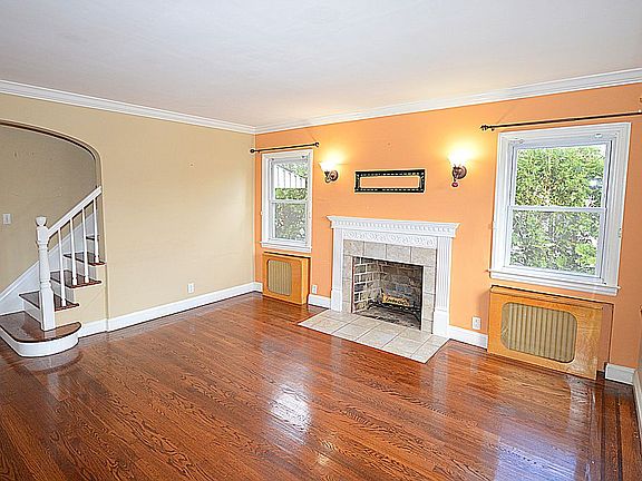 5th image of 161 Moore St