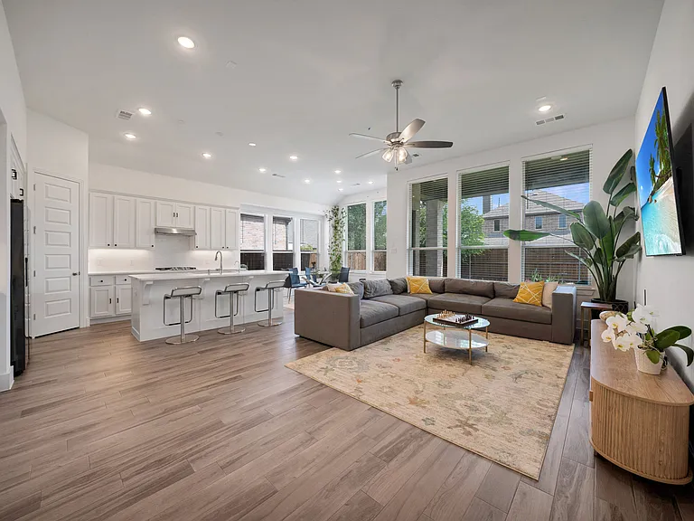 1429 Bluebonnet Ln — Photo 2