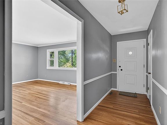 4th image of 3902 Gentry St