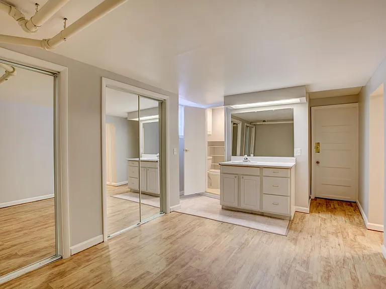1042 N Marion St #6 — Photo 12