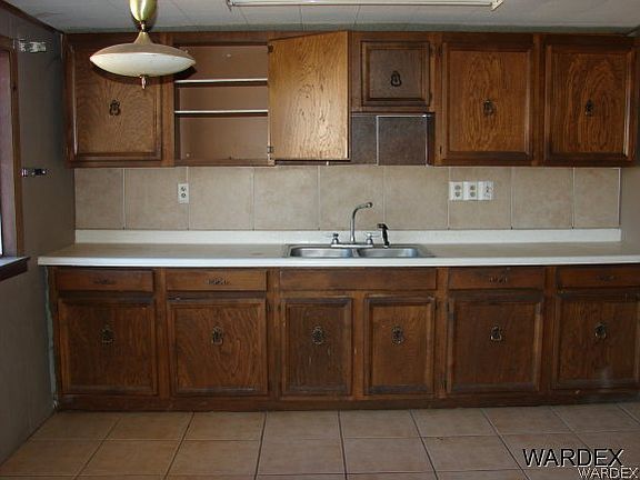 3rd image of 1325 Tamarisk Drive