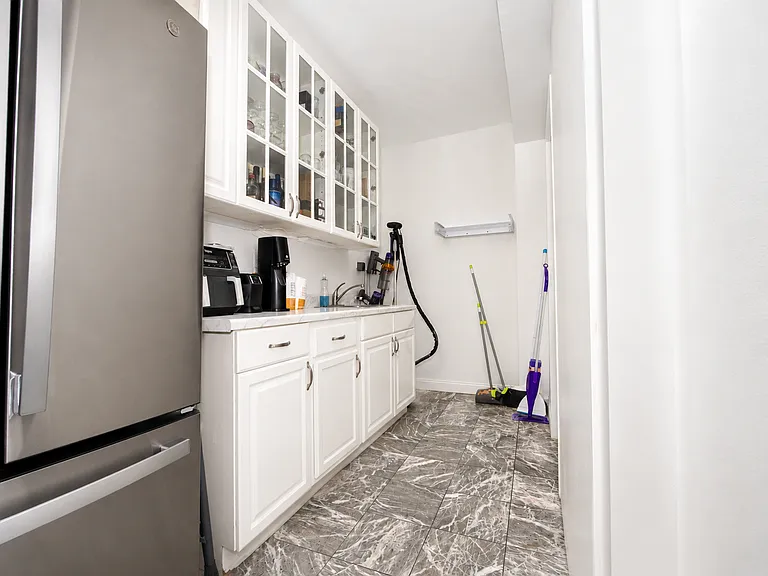 205 W 15th St #2HG — Photo 6