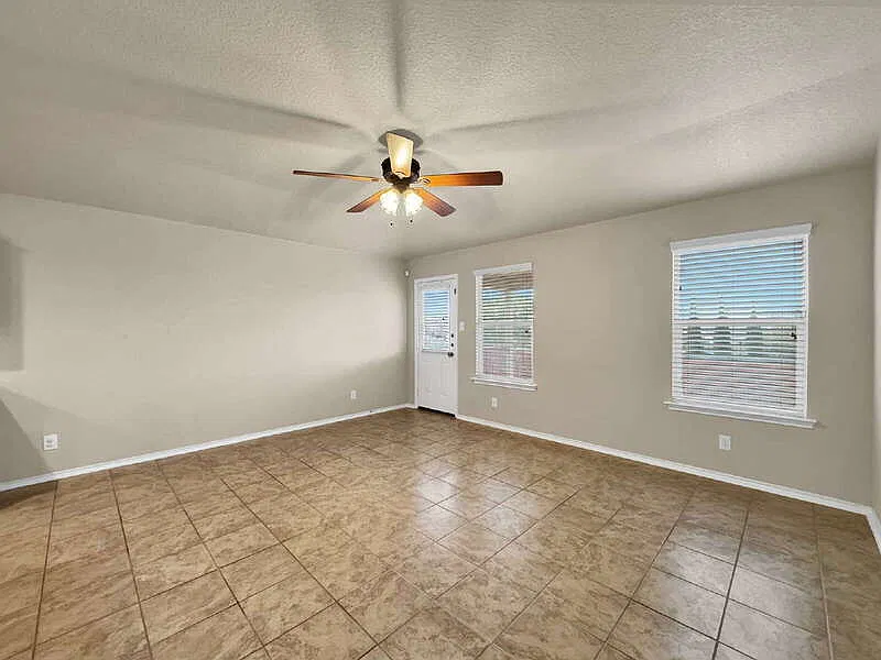 5 bed, 2.5 bath, 2638 sqft, $2,050 — Photo 4