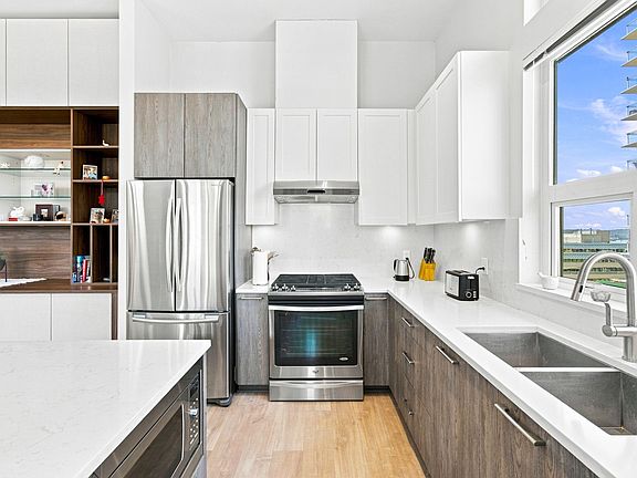 4th image of 123 W 1st St #606