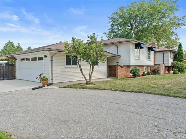 2402 Saint Alphonse Ave, Tecumseh, ON N8N 2W9