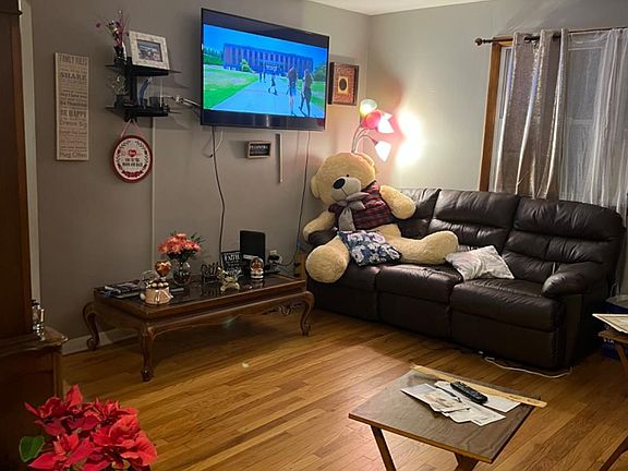 5th image of 1019 Riverton St