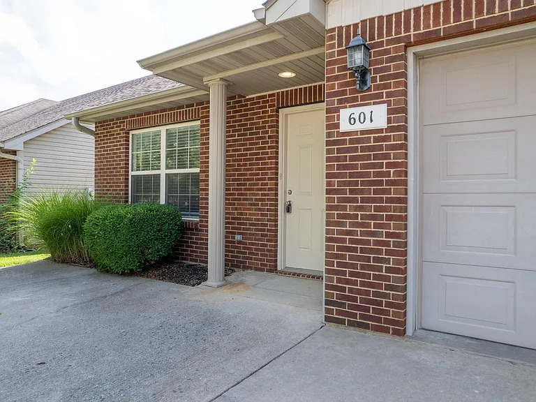 601 Glenstone Dr — Photo 2