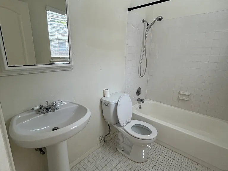 1106 W 22nd St #3 — Photo 8