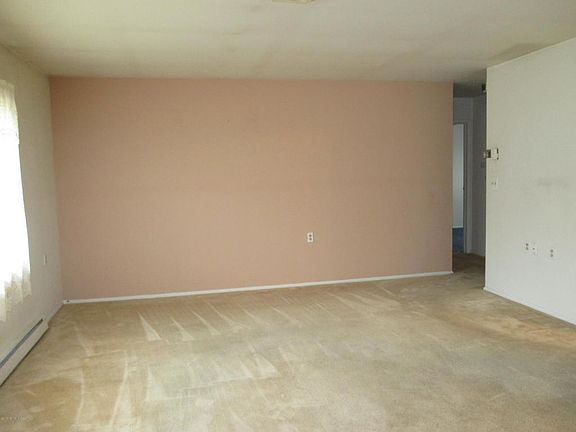 5th image of 557C Sheffield Ct #100C