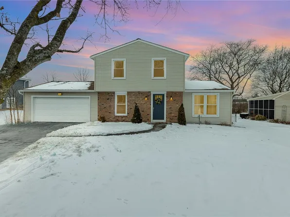 1732 Elmwood Cir, Farmington, NY 14425