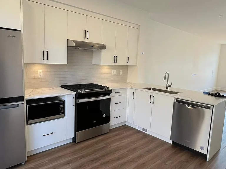255 Caspian Dr — Photo 2