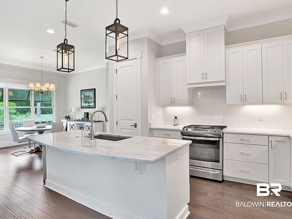 3rd image of 431 Colony Dr