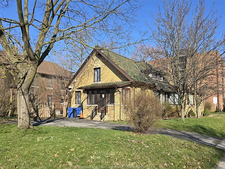2311 University Ave W — Photo 3