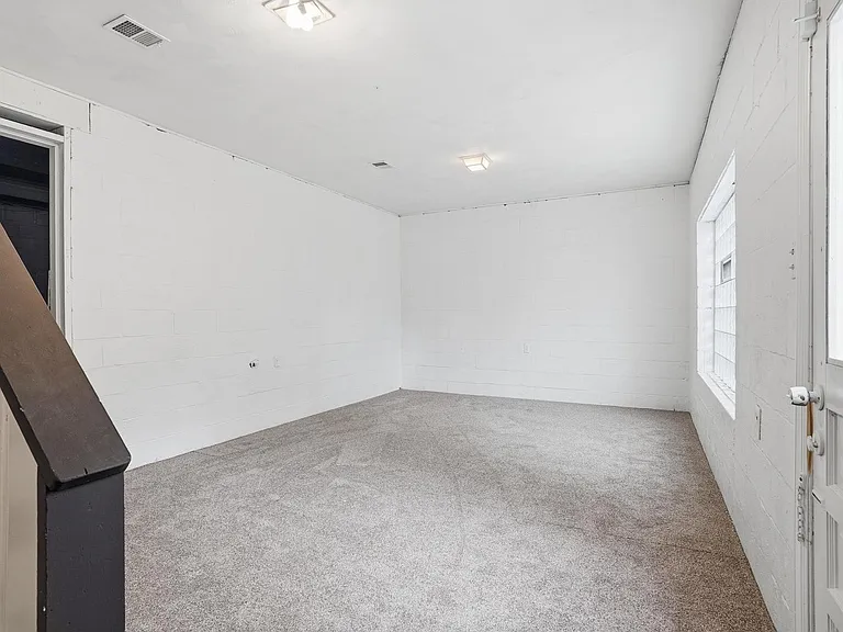 2046 Pioneer Ave — Photo 10